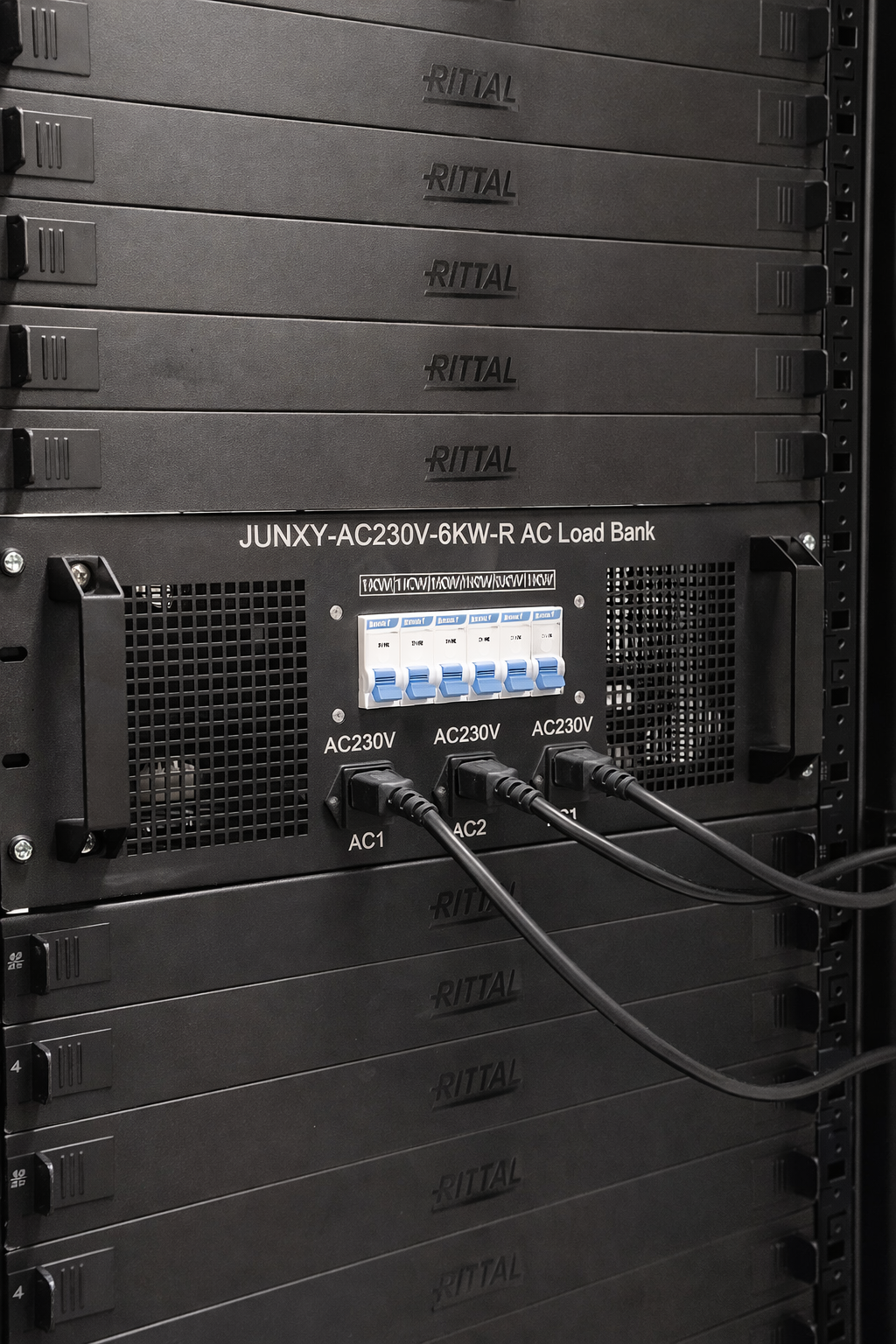 Нагрузочный модуль установленный в стойке