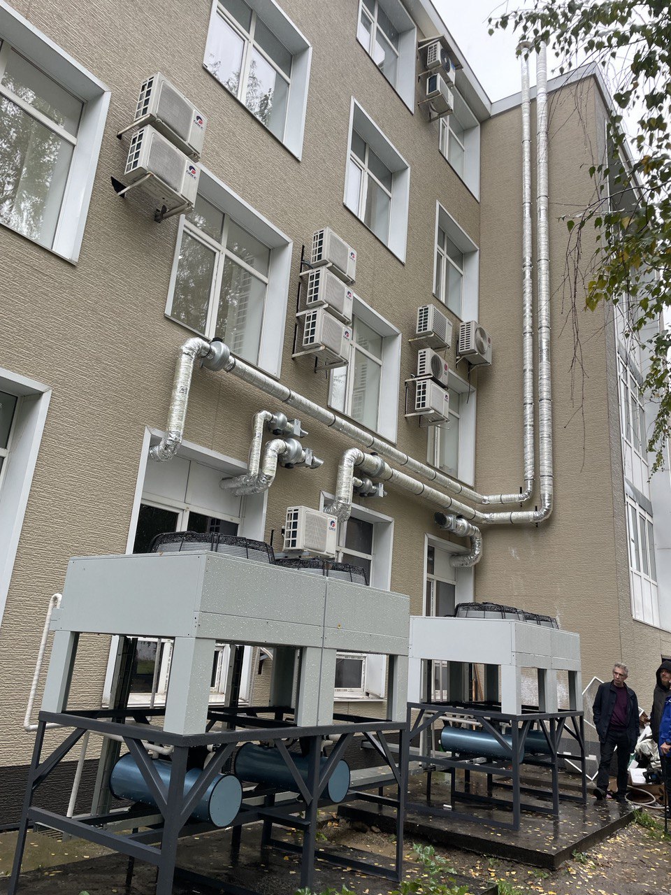 Размещение наружных модулей и трасс системы охлаждения на объекте УКТМК.