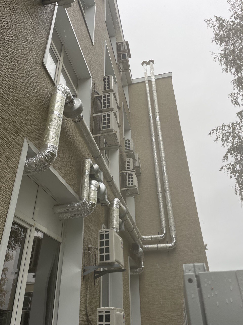 Инженерные трассы системы охлаждения на фасаде здания ЦОД УКТМК.