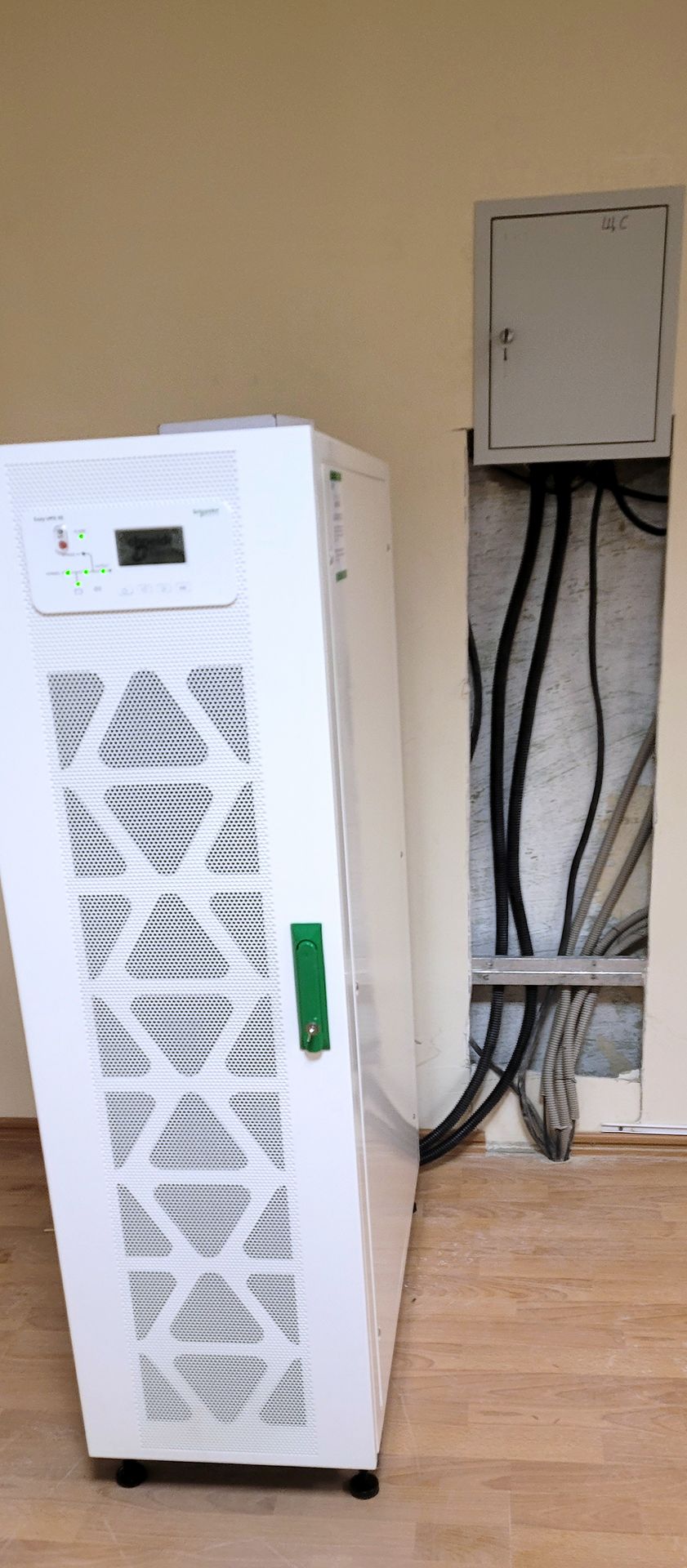 Общий вид ИБП Easy UPS 3S и кабельных подключений